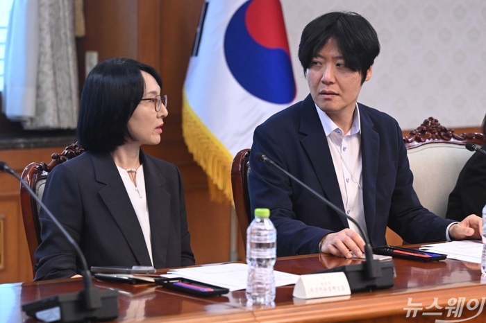(오른쪽)김우창 청와대 국가AI정책비서관과 정결실 보건복지부 보건의료정책실장이 21일 오전 서울 종로구 정부서울청사에서 열린 글로벌 AI 허브 추진위원회에 참석해 대화하고 있다. 사진=강민석 기자