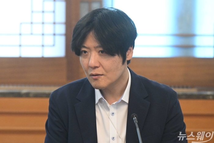 김우창 청와대 국가AI정책비서관이 21일 오전 서울 종로구 정부서울청사에서 열린 글로벌 AI 허브 추진위원회에 참석해 자리하고 있다. 사진=강민석 기자