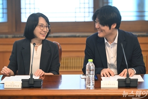 'AI 허브' 대화 나누는 김우창·정결실