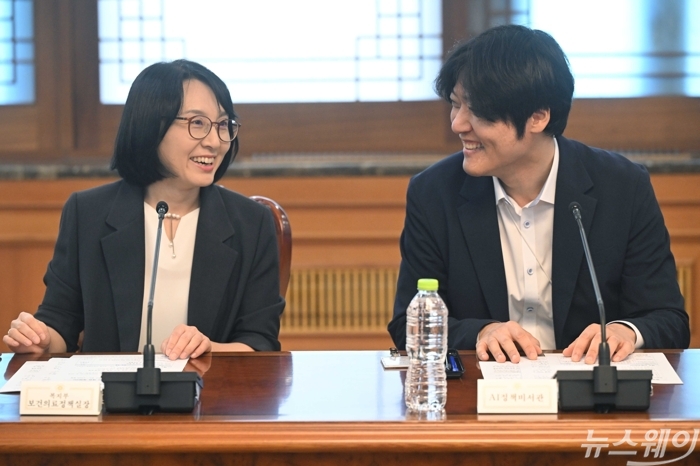 (오른쪽)김우창 청와대 국가AI정책비서관과 정결실 보건복지부 보건의료정책실장이 21일 오전 서울 종로구 정부서울청사에서 열린 글로벌 AI 허브 추진위원회에 참석해 대화하고 있다. 사진=강민석 기자