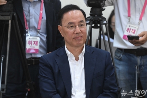 한성숙 국무총리 모두발언 경청하는 민원기 위원장