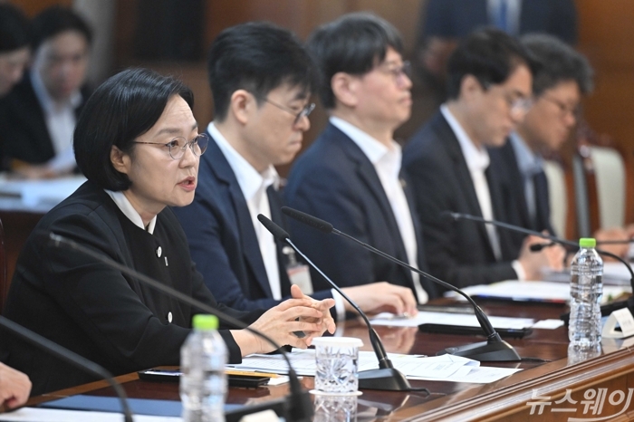 한성숙 국무총리가 21일 오전 서울 종로구 정부서울청사에서 열린 글로벌 AI 허브 추진위원회에서 모두발언하고 있다. 사진=강민석 기자