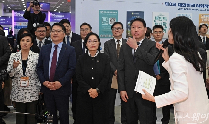 한성숙 국무총리와 최태원 대한상공회의소 회장을 비롯한 참석자들이 21일 오후 서울 강남구 코엑스에서 열린 제3회 대한민국 사회적가치 페스타 개회식에 참석해 부스를 살펴보고 있다. 사진=강민석 기자