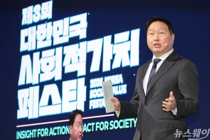 최태원 대한상공회의소 회장이 21일 오후 서울 강남구 코엑스에서 열린 제3회 대한민국 사회적가치 페스타 개회식에서 개회사를 하고 있다. 사진=강민석 기자