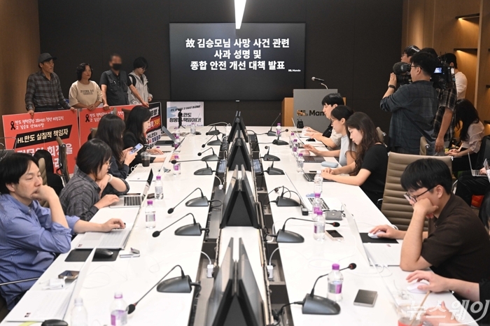 故 이한빛 PD 아버지 이용관씨, 김미숙 김용균재단 이사장, 故 김승모 아버지 김씨가 21일 오후 경기 성남시 HL만도 판교 사옥 H동에서 열린 'HL만도 故 김승모님 사망 사건 관련 사과 성명 및 종합안전개선대책 발표 기자회견'을 방문해 항의를 하고 있다. 사진=강민석 기자