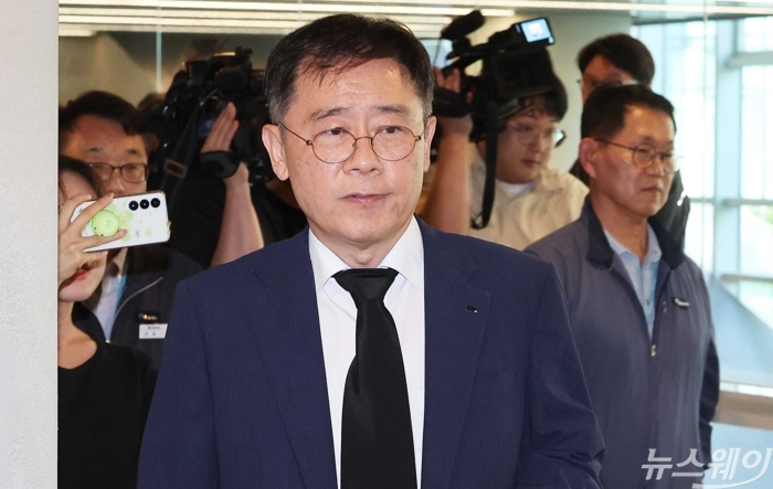 조성현 HL만도 부회장이 21일 오후 경기 성남시 HL만도 판교 사옥 H동에서 열린 'HL만도 고 김승모님 사망 사건 관련 사과 성명 및 종합안전개선대책 발표 기자회견'에 참석하던 중 고 김승모 중대재해대책위원회 관계자들로부터 저지를 받으며 이동하고 있다. 사진=강민석 기자