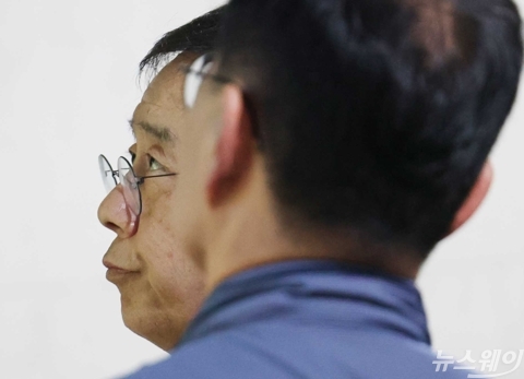 '사망 사과' 회견장 떠나는 조성현 HL만도 부회장