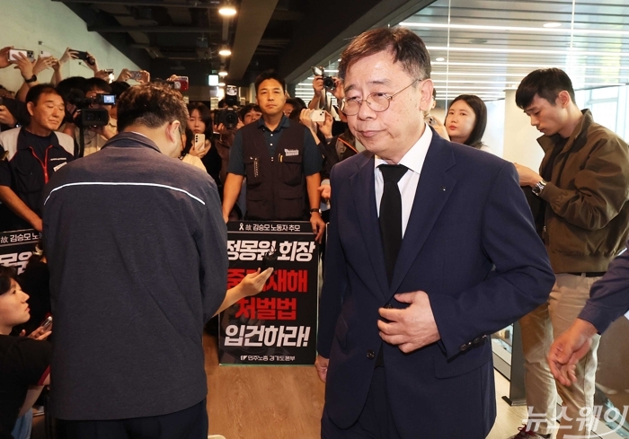 조성현 HL만도 부회장이 21일 오후 경기 성남시 HL만도 판교 사옥 H동에서 열린 'HL만도 고 김승모님 사망 사건 관련 사과 성명 및 종합안전개선대책 발표 기자회견'에 참석하던 중 고 김승모 중대재해대책위원회 관계자들로부터 저지를 받으며 이동하고 있다. 사진=강민석 기자