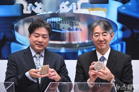 '엡손' 제품설명하는 요시다 준키치 세이코 CEO·모로후시 준 한국대표