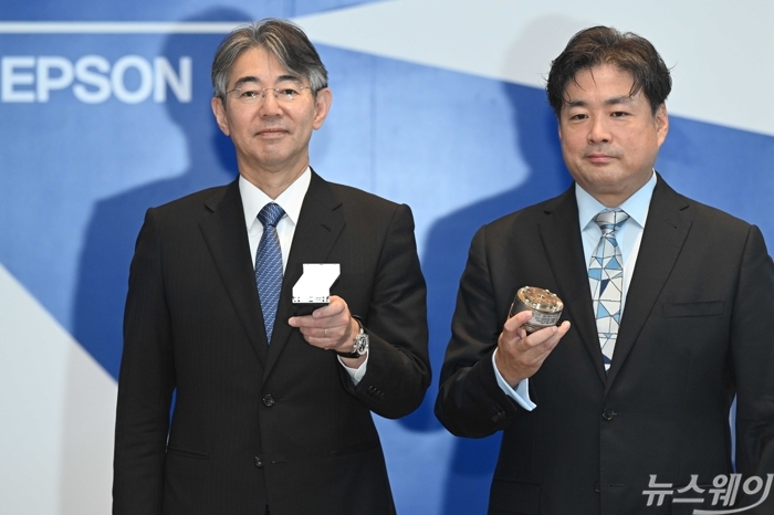 (왼쪽)요시다 준키치 세이코 엡손 글로벌 최고경영자와 모로후시 준 엡손 한국대표가 22일 오전 서울 강남구 그랜드 인터컨티넨탈 파르나스에서 열린 한국엡손 창립 30주년 간담회에 앞서 자사 제품설명을 마친 뒤 기념촬영하고 있다. 사진=강민석 기자