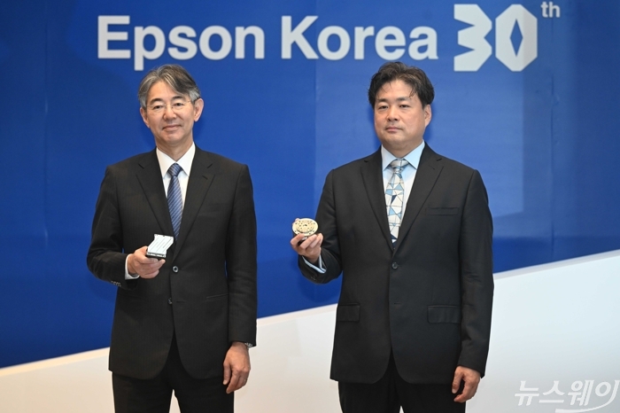 (왼쪽)요시다 준키치 세이코 엡손 글로벌 최고경영자와 모로후시 준 엡손 한국대표가 22일 오전 서울 강남구 그랜드 인터컨티넨탈 파르나스에서 열린 한국엡손 창립 30주년 간담회에 앞서 자사 제품설명을 마친 뒤 기념촬영하고 있다. 사진=강민석 기자