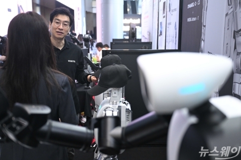'AI 워커·사피엔스' 소개하는 김병수 로보티즈 대표