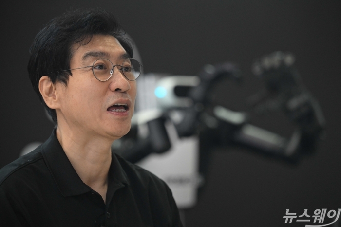 김병수 로보티즈 대표가 22일 오후 서울 강남구 코엑스 그랜드볼룸에서 진행된 '휴머노이드 서밋 2026'에 마련된 자사 부스에서 관람객에게 상체형 휴머노이드 로봇 플랫폼 'AI 워커(AI Worker)'와 완성형 이족 보행 휴머노이드 'AI 사피엔스'를 소개하고 있다. 사진=강민석 기자