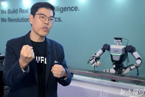 'AI 휴머노이드 물류 로봇' 설명하는 류중희 리얼월드 대표