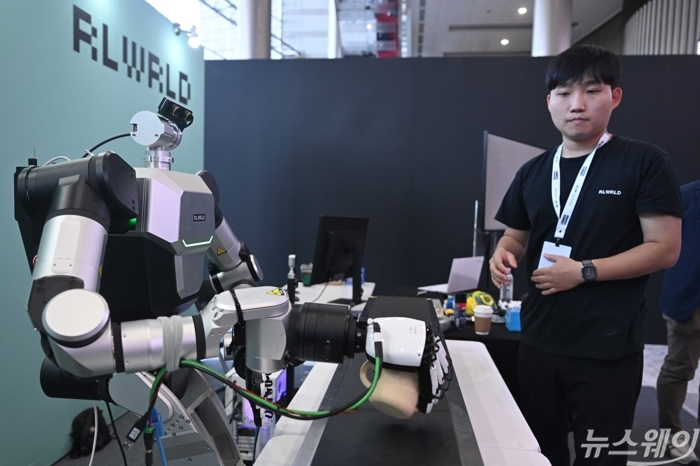 AI 휴머노이드 물류 로봇이 22일 오후 서울 강남구 코엑스 그랜드볼룸에서 진행된 '휴머노이드 서밋 2026'에서 리얼월드(RLWRLD) 부스에서 시연을 하고 있다. 사진=강민석 기자