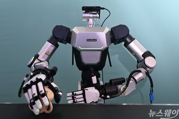 AI 휴머노이드 물류 로봇이 22일 오후 서울 강남구 코엑스 그랜드볼룸에서 진행된 '휴머노이드 서밋 2026'에서 리얼월드(RLWRLD) 부스에서 시연을 하고 있다. 사진=강민석 기자