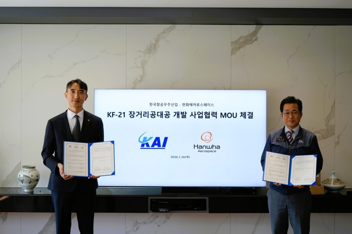 지난 7월 경남 사천시 한국항공우주산업(KAI) 본사에서 열린 KF-21 장거리 공대공 개발 사업협력 MOU 체결식에서 백기봉 한화에어로스페이스 PGM2사업단장과 백중현 KAI 국내사업본부 고정익사업1실장이 기념촬영하고 있다. 사진=한화에어로스페이스 제공