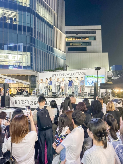 '제2의 리센느' 찾는다···현대百 신촌점, 루키 아이돌 무대 지원