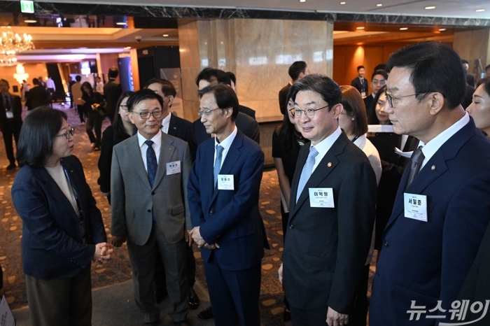 이억원 금융위원장을 비롯한 내빈들이 28일 오전 서울 중구 더그랜드롯데에서 열린 코리아 프리미엄 위크 2026 개막식에 참석해 부스를 살펴보고 있다. 사진=강민석 기자