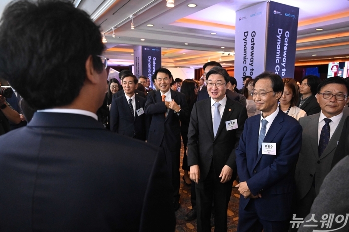 이억원 금융위원장과 정은보 한국거래소 이사장을 비롯한 내빈들이 28일 오전 서울 중구 더그랜드롯데에서 열린 코리아 프리미엄 위크 2026 개막식에 참석해 부스를 살펴보고 있다. 사진=강민석 기자