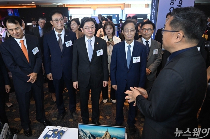 이억원 금융위원장과 정은보 한국거래소 이사장을 비롯한 내빈들이 28일 오전 서울 중구 더그랜드롯데에서 열린 코리아 프리미엄 위크 2026 개막식에 참석해 부스를 살펴보고 있다. 사진=강민석 기자