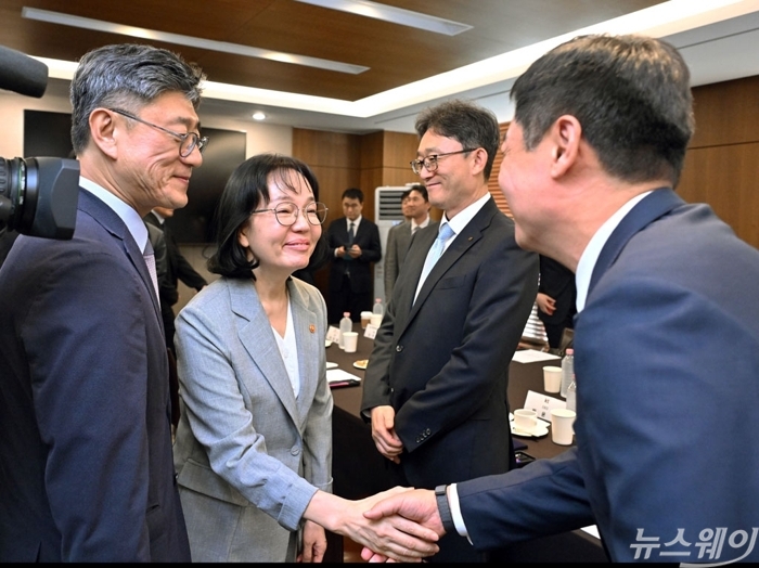 송경희 개인정보보호위원회 위원장이 28일 오후 서울 중구 프레스센터에서 열린 통신 3사 CEO 간담회에서 참석자들과 인사를 나누고 있다. 왼쪽부터 정재헌 SK텔레콤 대표이사, 송 위원장, 박윤영 KT 대표이사, 홍범식 LG 유플러스 대표이사. 사진=이수길 기자