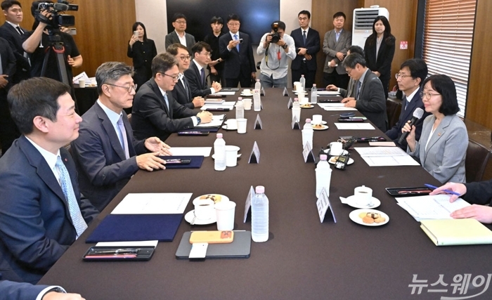 송경희 개인정보보호위원회 위원장이 28일 오후 서울 중구 프레스센터에서 열린 통신 3사 CEO 간담회에 참석해 모두발언을 하고 있다. 사진=이수길 기자