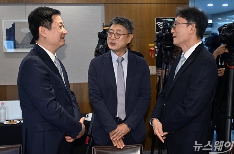 대화 나누는 홍범식-정재헌-박윤영 대표들