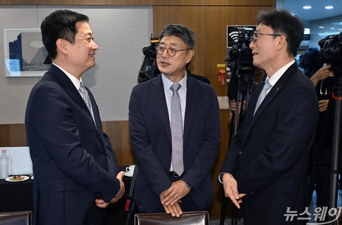 홍범식 LG유플러스 대표(왼쪽부터), 정재헌 SK텔레콤 대표, 박윤영 KT 대표가 28일 서울 중구 프레스센터에서 열린 개인정보보호위원장과 통신3사 CEO 간 간담회에서 대화를 나누고 있다. 사진=이수길 기자