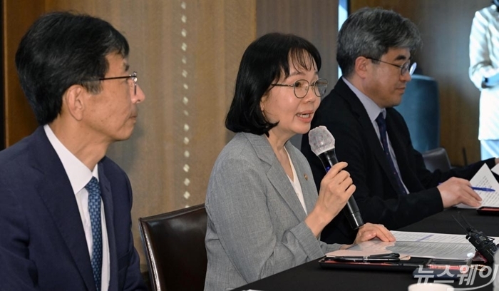 송경희 개인정보보호위원장(왼쪽)이 28일 서울 중구 프레스센터에서 열린 통신3사 CEO 간담회에서 모두발언을 하고 있다. 사진=이수길 기자