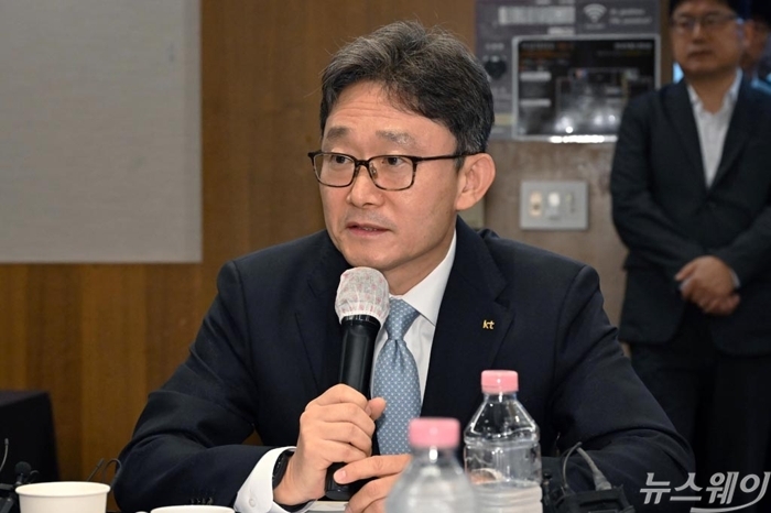 박윤영 KT 대표가 28일 서울 중구 프레스센터에서 열린 개인정보보호위원장과 통신3사 CEO 간 간담회에서 인사말을 하고 있다. 이날 통신 3사 대표는 국민이 안심하는 안전한 디지털 통신환경을 조성하는 등 개인정보 보호를 기업의 최우선 경영가치로 삼는 내용을 골자로 한 공동선언문에 서명했다. 사진=이수길 기자