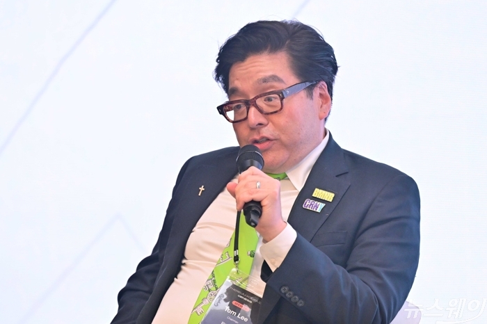 톰 리 비트마인 이머전 테크놀로지스 회장이 28일 오후 서울 여의도 콘래드에서 열린 '이더리움 코리아 원: 제네시스'에서 발언을 하고 있다. 사진=강민석 기자