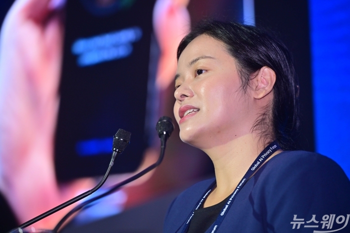 앨리스 샹(Alice Xiang) 소니그룹 인공지능 거버넌스 부문 글로벌 책임자가 29일 오전 서울 서초구 엘타워에서 열린 글로벌 AI 프라이버시 포럼에서 기조연설을 하고 있다. 사진=강민석 기자