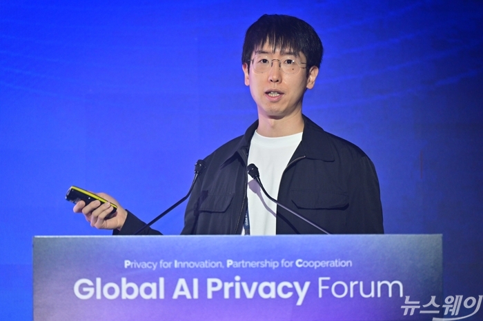 김현우 엔비디아-카이스트 AI 공동연구소장이 29일 오전 서울 서초구 엘타워에서 열린 글로벌 AI 프라이버시 포럼에서 기조연설을 하고 있다. 사진=강민석 기자