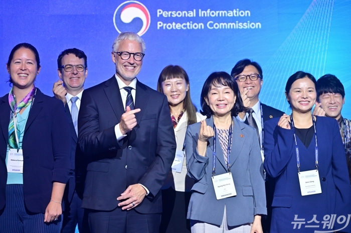 (앞 줄 오른쪽 두 번째)송경희 개인정보보호위원장과 (앞 줄 왼쪽 두 번째)글로벌 프라이버시 총회 의장인 필립 뒤프렌 캐나다 개인정보보호위원회 위원장을 비롯한 내빈들이 29일 오전 서울 서초구 엘타워에서 열린 글로벌 AI 프라이버시 포럼에서 기념촬영을 하고 있다. 사진=강민석 기자