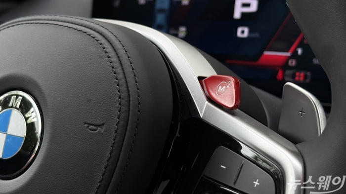 BMW M2 M2 모드 버튼. 사진=권지용 기자