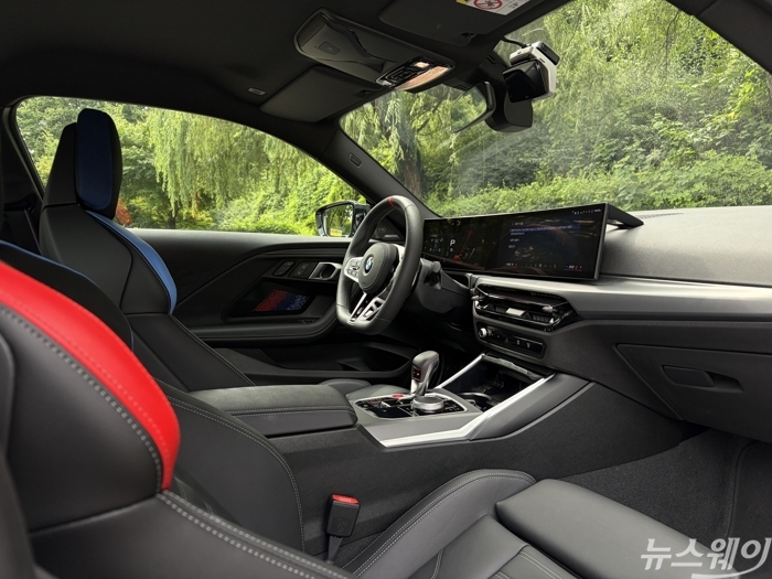 BMW M2 실내. 사진=권지용 기자