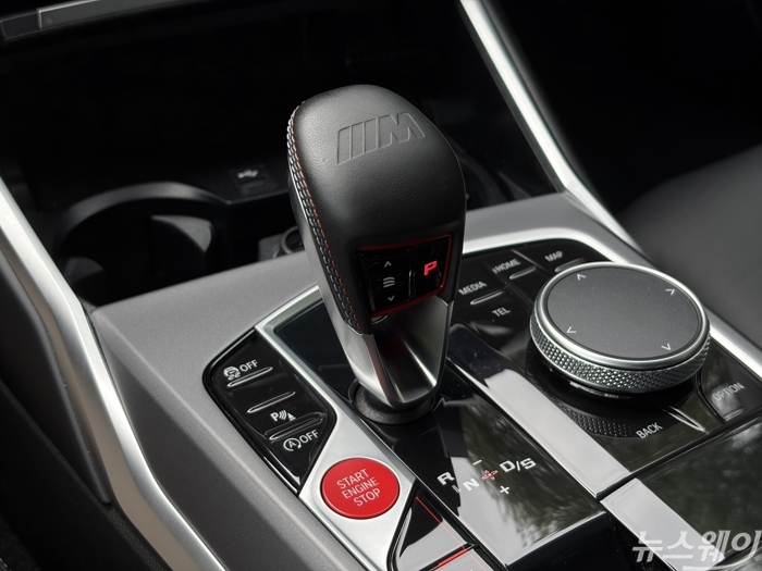 BMW M2 변속 레버. 사진=권지용 기자