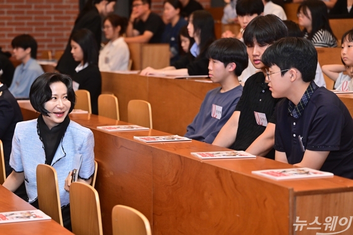장혜선 롯데장학재단 이사장이 29일 오후 서울 중구 서소문성지 역사박물관에서 열린 '신격호 롯데 나라사랑 장학금(경찰·해양경찰) 전달식'에 참석해 장학생들과 대화하며 미소를 짓고 있다. 사진=강민석 기자