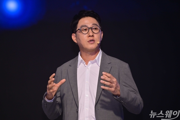오경석 업비트 대표이사가 30일 오전 서울 광진구 그랜드 워커힐에서 열린 코리아 블록체인 위크 2026에서 '거래를 넘어: 더욱 연결된 미래를 위한 금융 인프라 구축' 주제를 발표하고 있다. 사진=강민석 기자