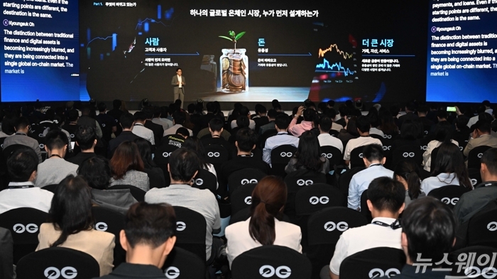 오경석 업비트 대표이사가 30일 오전 서울 광진구 그랜드 워커힐에서 열린 코리아 블록체인 위크 2026에서 '거래를 넘어: 더욱 연결된 미래를 위한 금융 인프라 구축' 주제를 발표하고 있다. 사진=강민석 기자