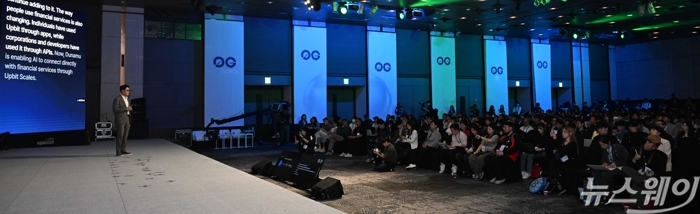 오경석 업비트 대표이사가 30일 오전 서울 광진구 그랜드 워커힐에서 열린 코리아 블록체인 위크 2026에서 '거래를 넘어: 더욱 연결된 미래를 위한 금융 인프라 구축' 주제를 발표하고 있다. 사진=강민석 기자
