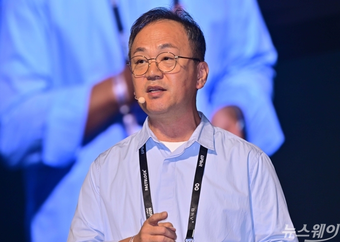 박위익 팩트블록 대표이사가 30일 오전 서울 광진구 그랜드 워커힐에서 열린 코리아 블록체인 위크 2026에서 '문제를 푸는 글로벌 플랫폼 등' 주제를 발표하고 있다. 사진=강민석 기자