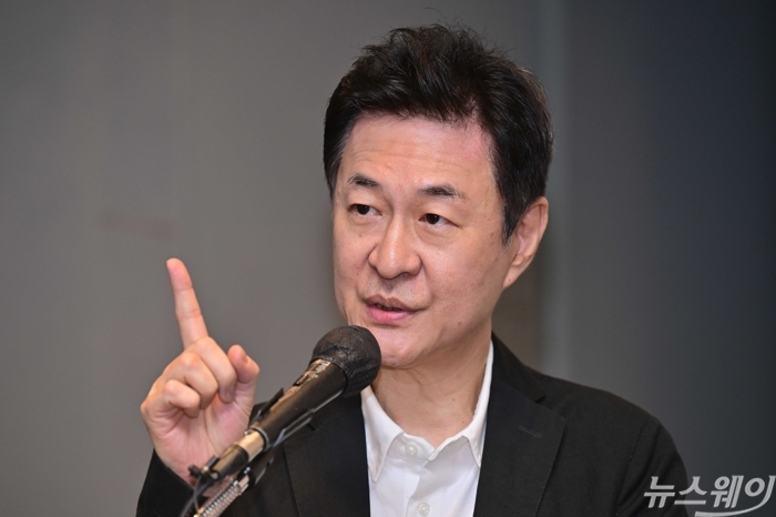 이채원 라이프자산운용 의장이 30일 오후 서울 여의도 켄싱턴호텔에서 열린 국내외 자산운용사 의무공개매수 정무위안 재논의 촉구 긴급공동성명 기자회견에서 개회사를 하고 있다. 사진=강민석 기자