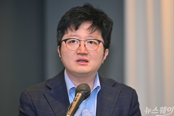 이창환 얼라인파트너스자산운용 대표이사가 30일 오후 서울 여의도 켄싱턴호텔에서 열린 국내외 자산운용사 의무공개매수 정무위안 재논의 촉구 긴급공동성명 기자회견에서 발표를 하고 있다. 사진=강민석 기자