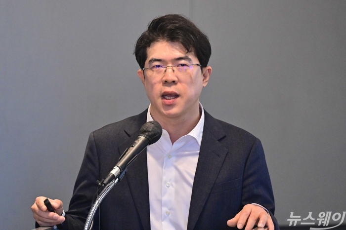 김민국 VIP자산운용 대표이사가 30일 오후 서울 여의도 켄싱턴호텔에서 열린 국내외 자산운용사 의무공개매수 정무위안 재논의 촉구 긴급공동성명 기자회견에서 발표를 하고 있다. 사진=강민석 기자