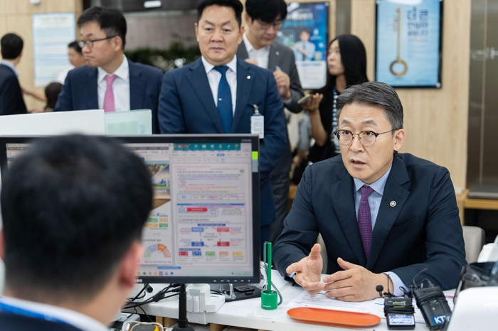 권대영 금융위원회 부위원장이 30일 오전 제2차 국민참여형 국민성장펀드 판매처 중 하나인 서울 종로구 NH농협은행 정부서울청사지점을 방문해 가입 절차상의 편의성과 애로사항 등을 점검한 후 펀드에 가입하고 있다. 사진=금융위원회 제공