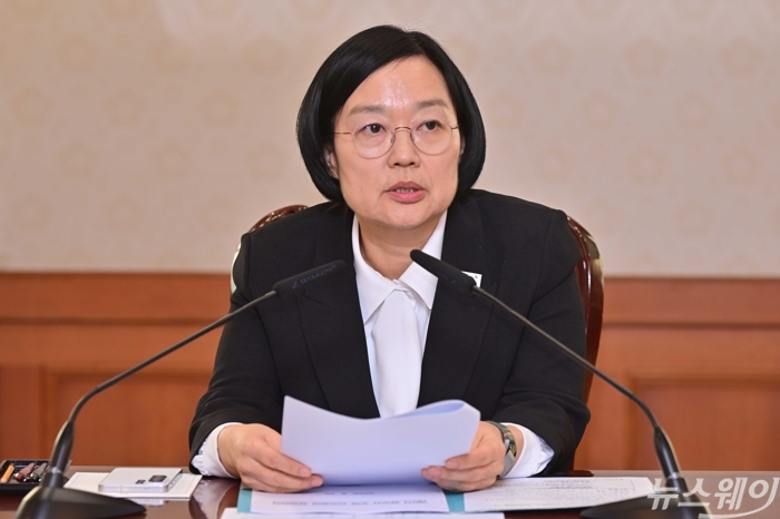 한성숙 국무총리가 30일 오후 서울 종로구 정부서울청사에서 열린 제3차 범부처 주택신속공급 점검회의에서 모두발언을 하고 있다. 사진=강민석 기자