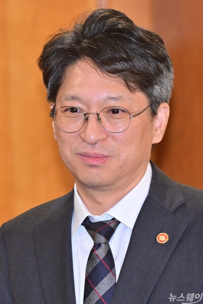 홍지선 국토부 장관 "건설사와 MOU 검토···가덕도신공항 중단 막겠다"