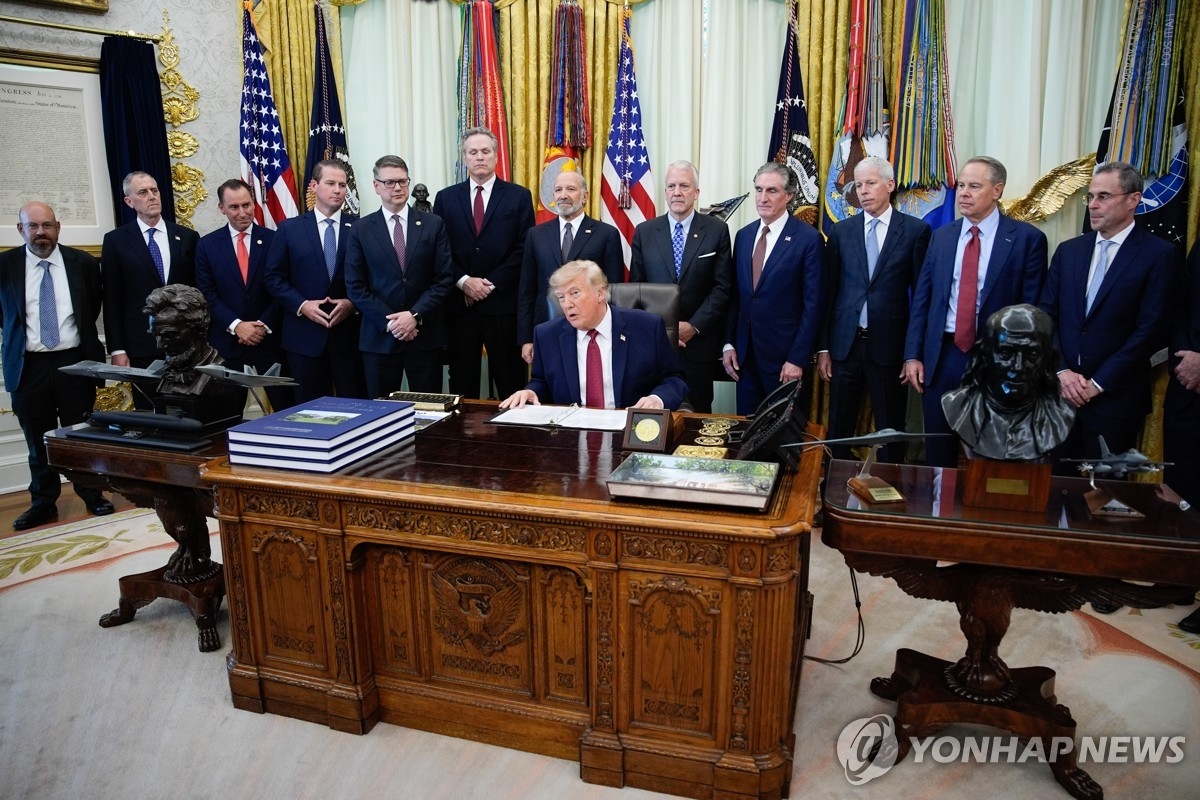 트럼프 '알래스카 LNG' 일방 발표에 날개 단 철강·원전주, 변동성 주의... - 뉴스 썸네일 이미지